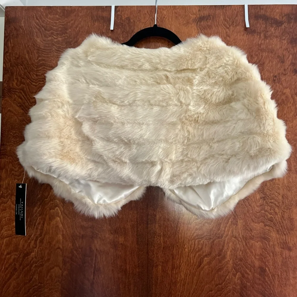 NWT Tahari‎ Champagne Faux Fur Wrap size M